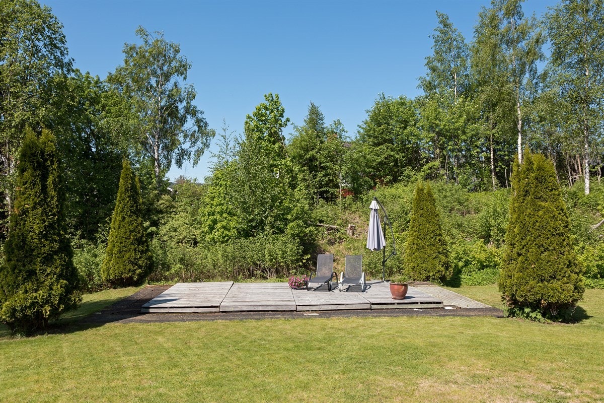 Under denne plattingen var det tidligere et svømmebasseng, som er fullt mulig å oppgradere etter eget ønske. Eier informerer at det ligger klart en forbindelse mellom hovedhus og basseng for rensing av vann og oppvarming. Galleribilde