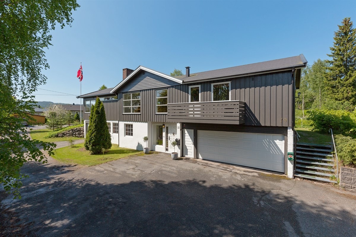 Parkering for 3 biler i garasje i underetasjen på boligen. Det er oppført en dobbelgarasje på den ene siden og en enkel garasje med adkomst direkte fra boligen. Ellers godt med parkeringsmuligheter på eiendommen. Galleribilde