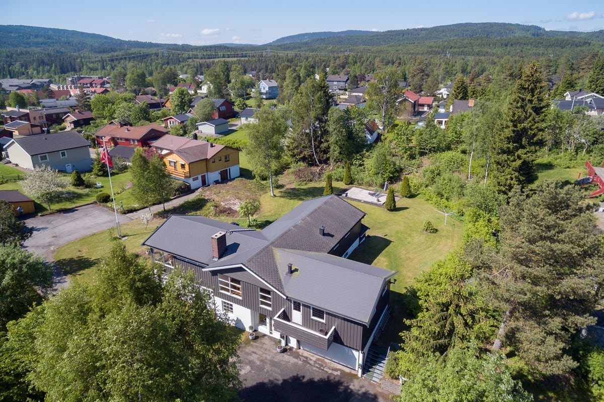 Store plenarealer, trær, blomster og diverse prydbusker. Tomten er delvis naturtomt og fremstår som meget idyllisk og usjenert. Galleribilde