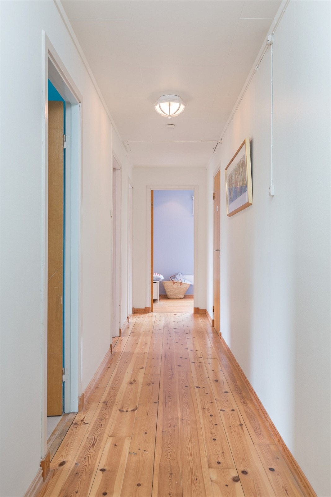 Mellomgang i 2. etasje i lyse og trivelige farger. Galleribilde