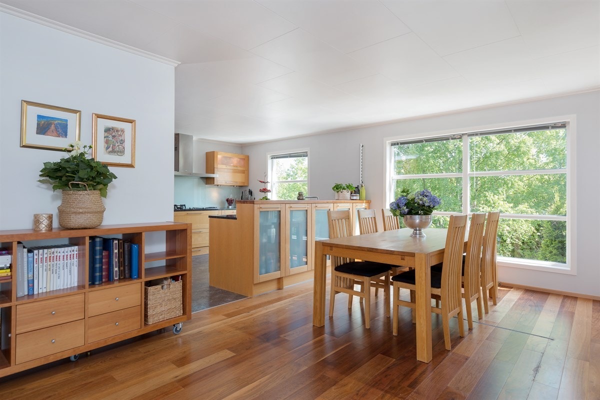 God plass til spisestue i forkant av kjøkkenet hvor man kan nyte en herlig søndagsfrokost med nydelig utsyn over hagen. Galleribilde