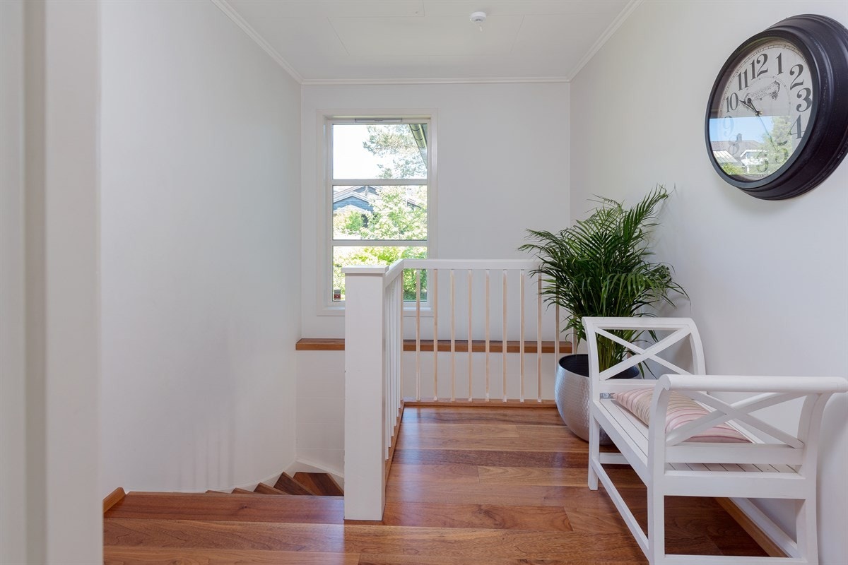 Flott heltretrapp fører ned til inngangspartiet og boligens underetasje. Galleribilde