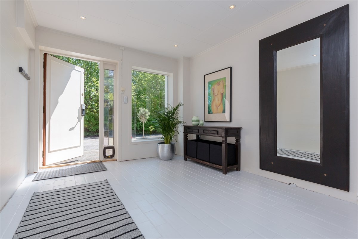 Hallen er lys og luftig og gir et godt førsteinntrykk av boligen. Galleribilde