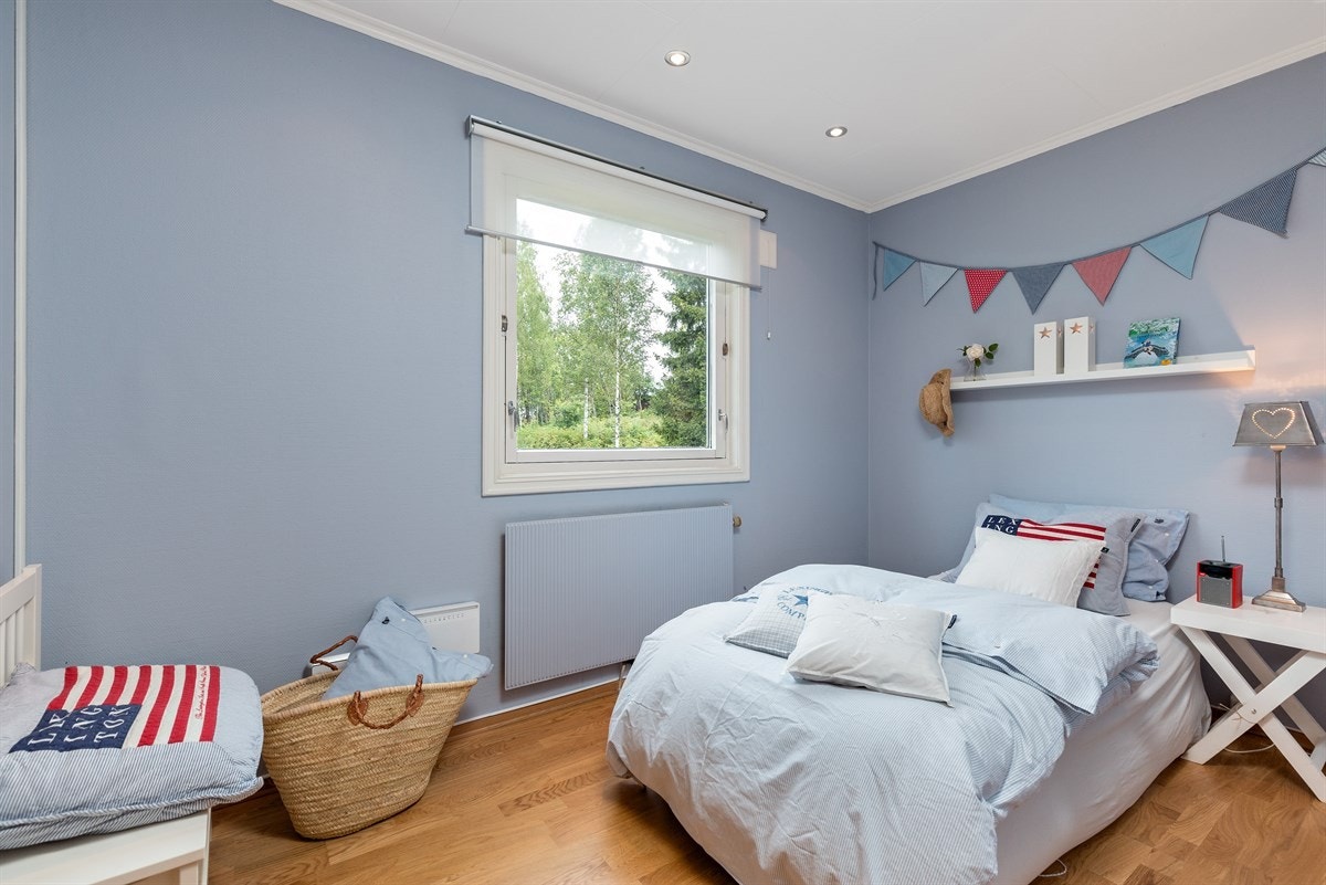 Soverom 3 er det ideelle ekstrarom, alt etter egne ønsker og behov. Her er de lysmalte overflater og det er lagt flott 3-stavs eikeparkett på gulv. Rommet har nydelig utsyn over den usjenerte eiendommen. Galleribilde