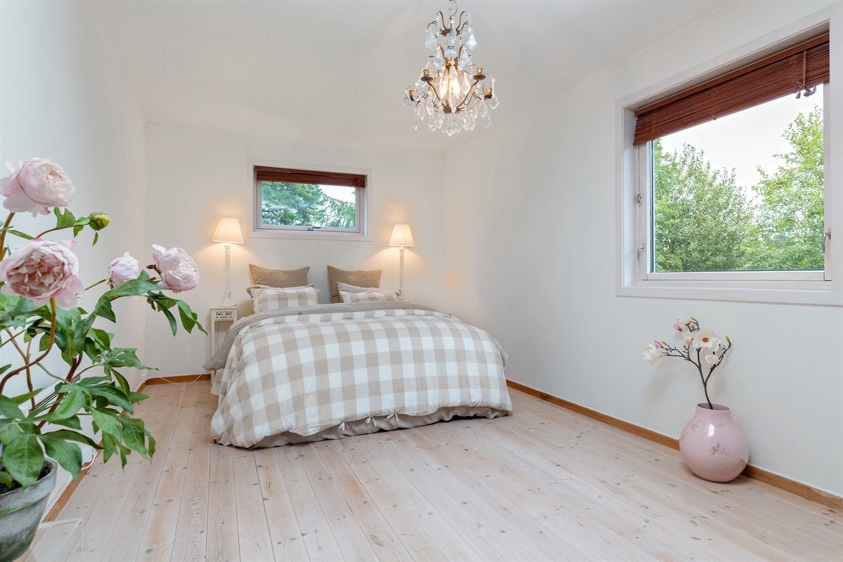 Hovedsoverommet er romslig og fremstår som lyst og meget innbydende. Rommet har god plass til dobbeltseng med tilhørende nattbord. Overflatene er lysmalt og det er lagt flotte heltre gulvbord i furu. Galleribilde