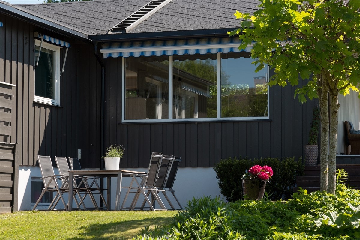 Koselig markterrasse med nydelige solforhold gjennom hele dagen og frem til kl. 21.00 på kveldstid. Perfekt for grilling. Galleribilde