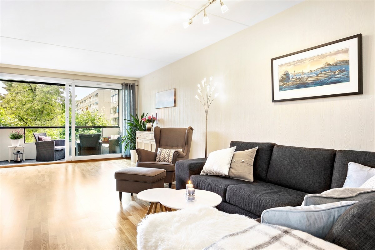 Velkommen inn i denne lyse og attraktive leiligheten, beliggende i et barnevennlig og trivelig borettslag Galleribilde