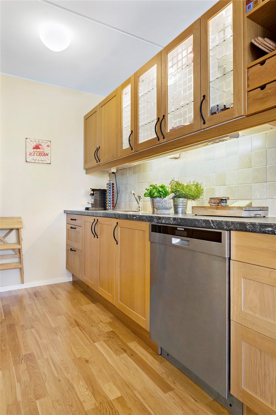 Godt med skap- og benkeplass, ny innredning i 2010 Galleribilde