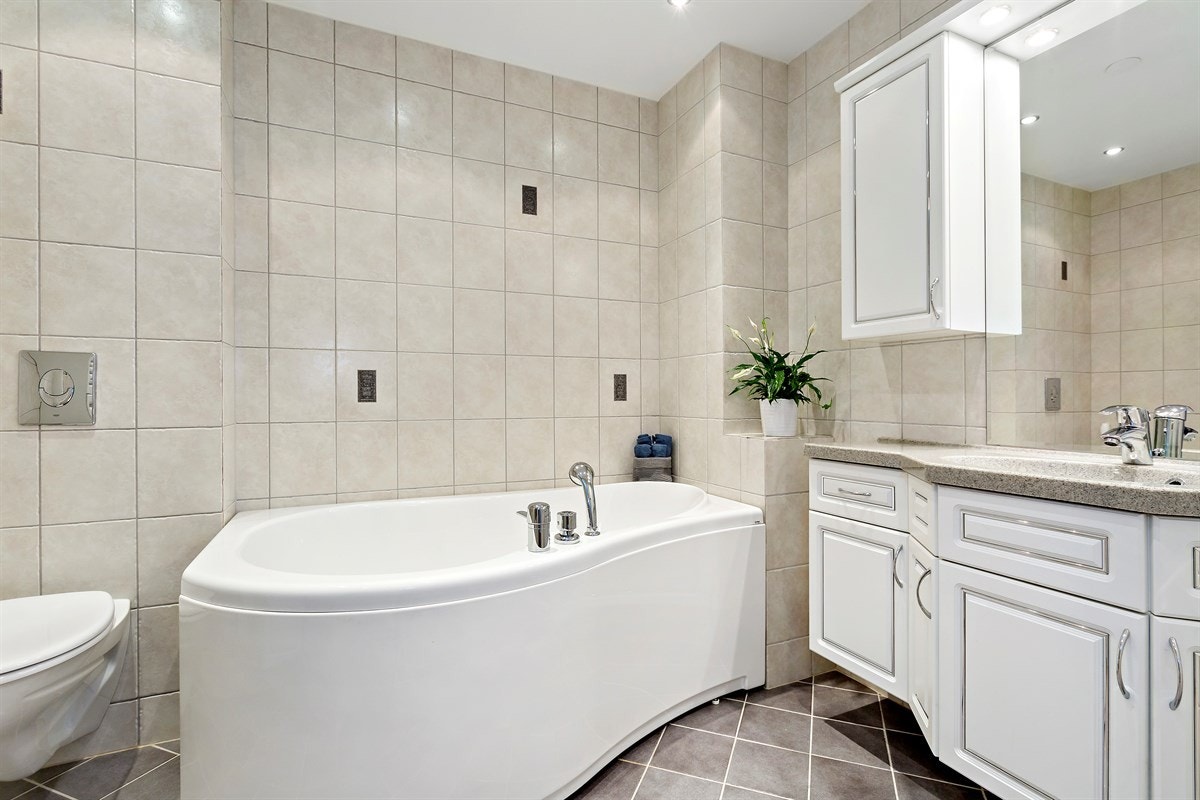 Lekkert bad som ble pusset opp i 2010, med pent badekar med dusjhode og arealeffektivt veggmontert WC Galleribilde