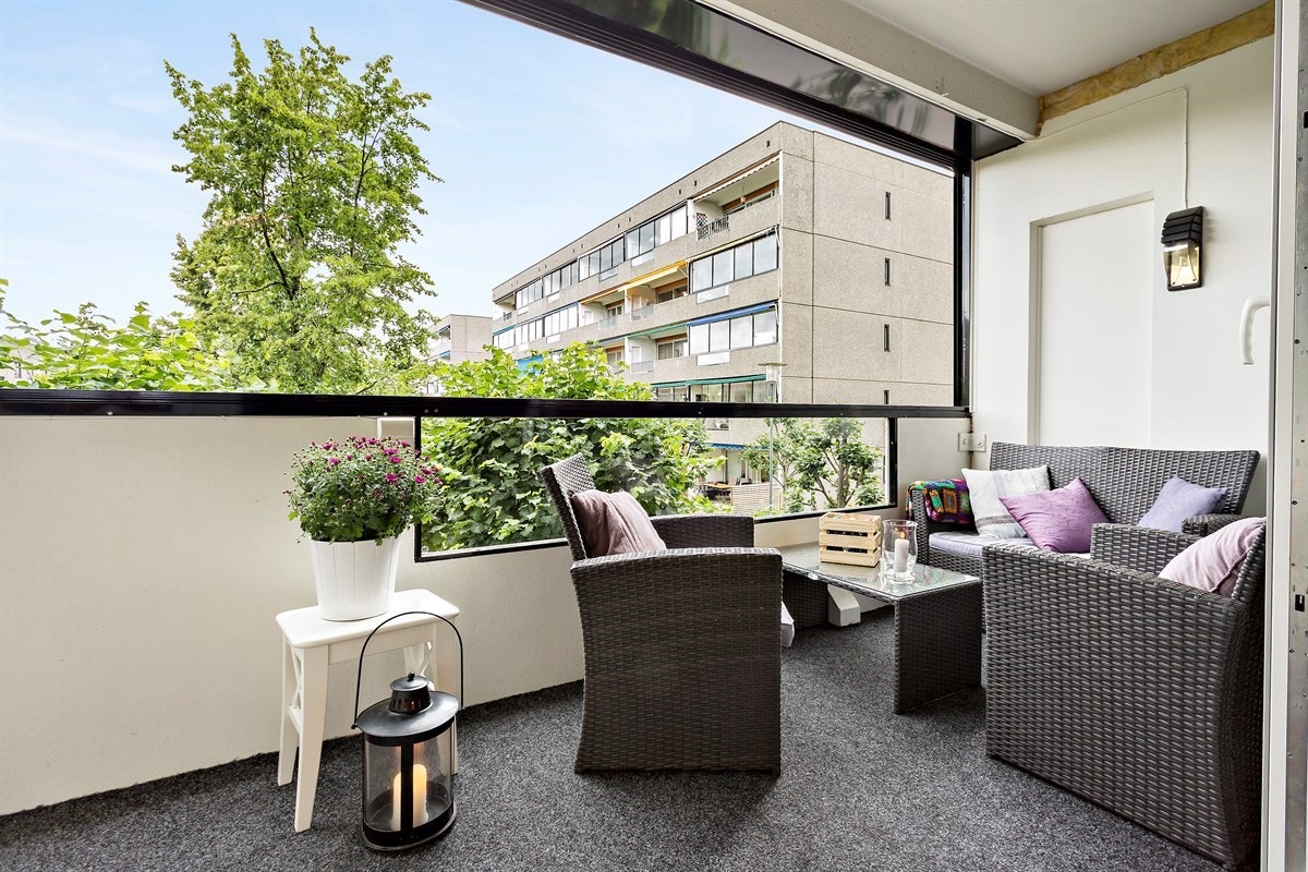 Koselig balkong med ettermiddags/kveldssol og pent utsyn Galleribilde