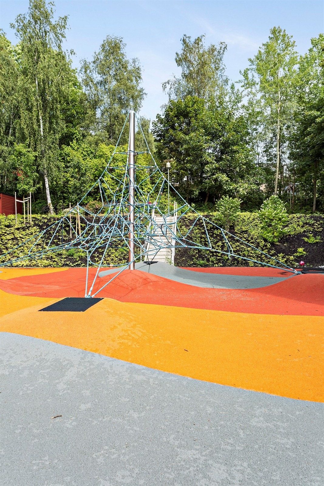 Pent opparbeidede fellesarealer, med lekeplasser og diverse apparater Galleribilde