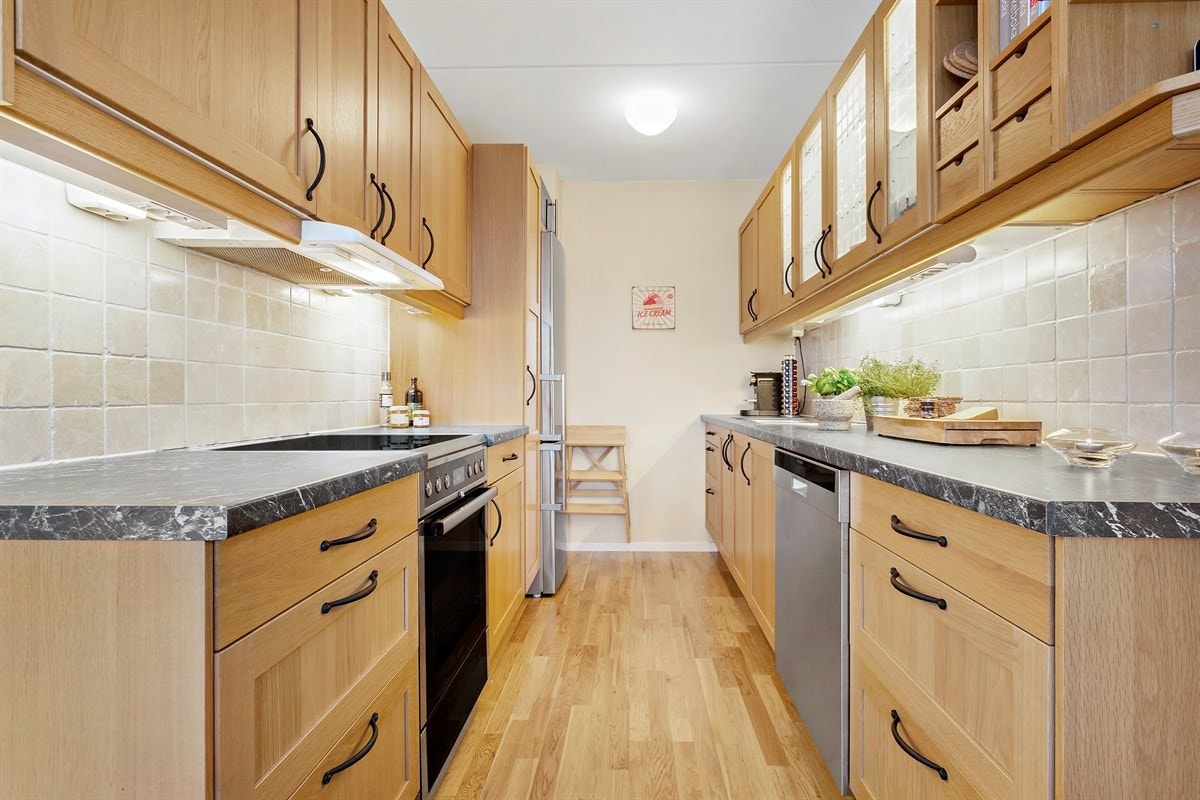 Kjøkkenet er romslig, og i en delvis åpen løsning mot stuen Galleribilde