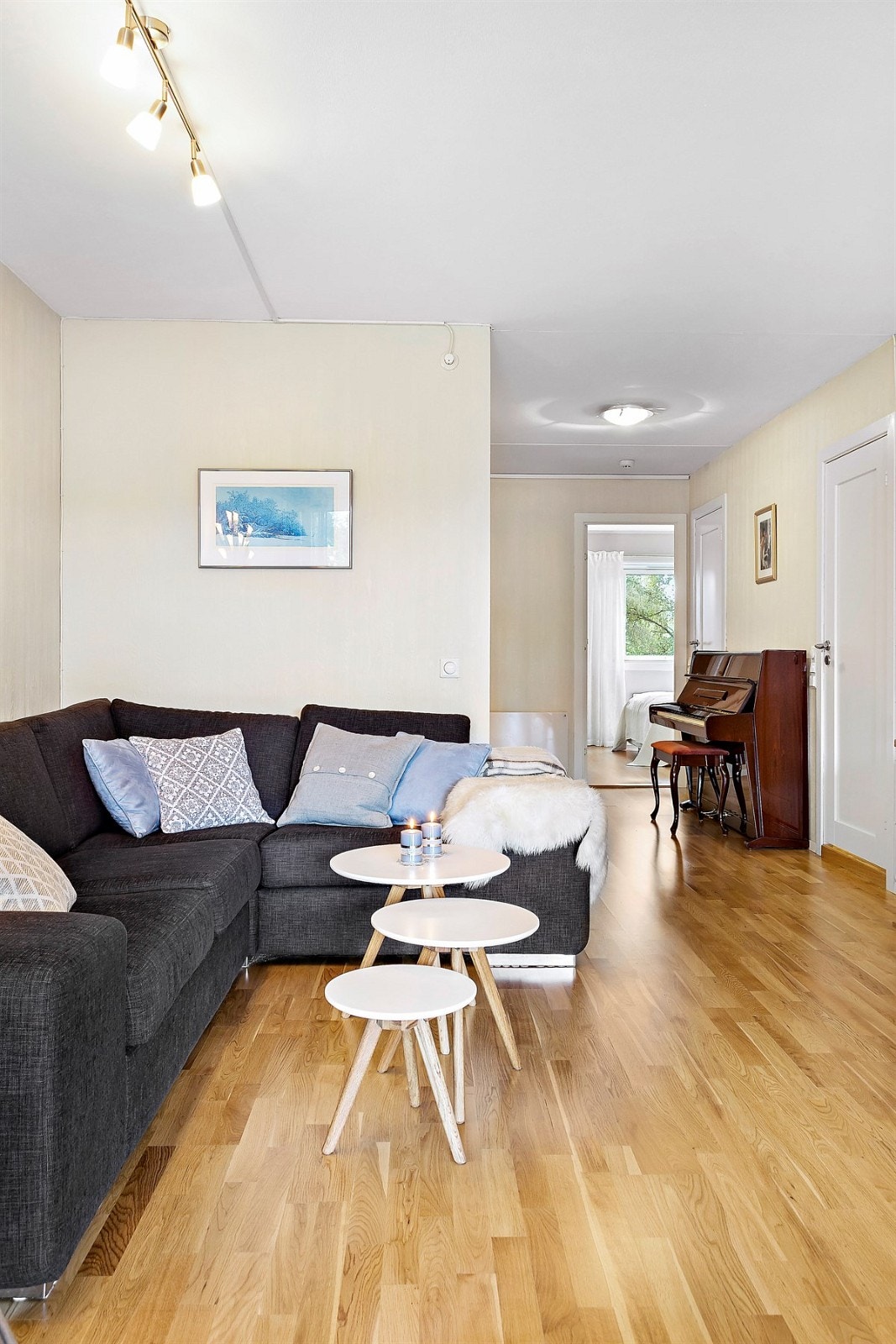 Romslig stue med god plass til diverse sittegrupper og annet møblement Galleribilde