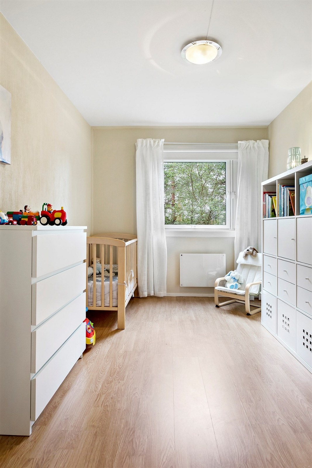 Romslig soverom, som passer ypperlig til barneværelse/kontor, eller det man måtte ønske Galleribilde