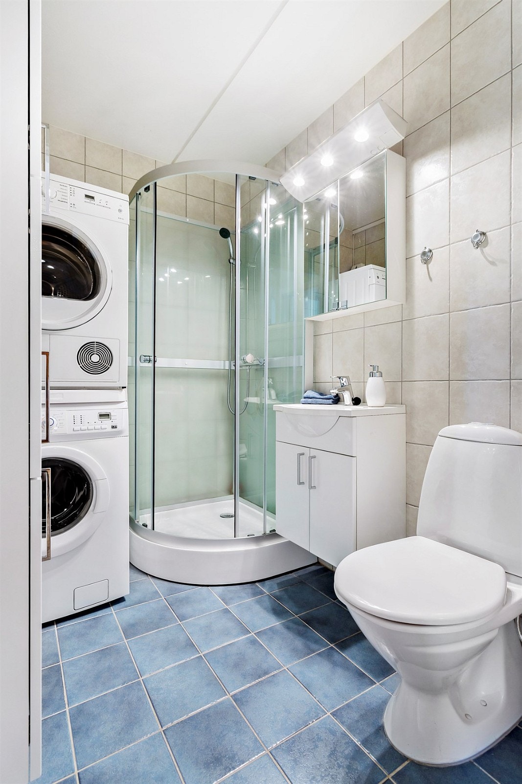 Bad/vaskerom med dusjkabinett og opplegg for vaskesøyle, pusset opp i 2010 Galleribilde