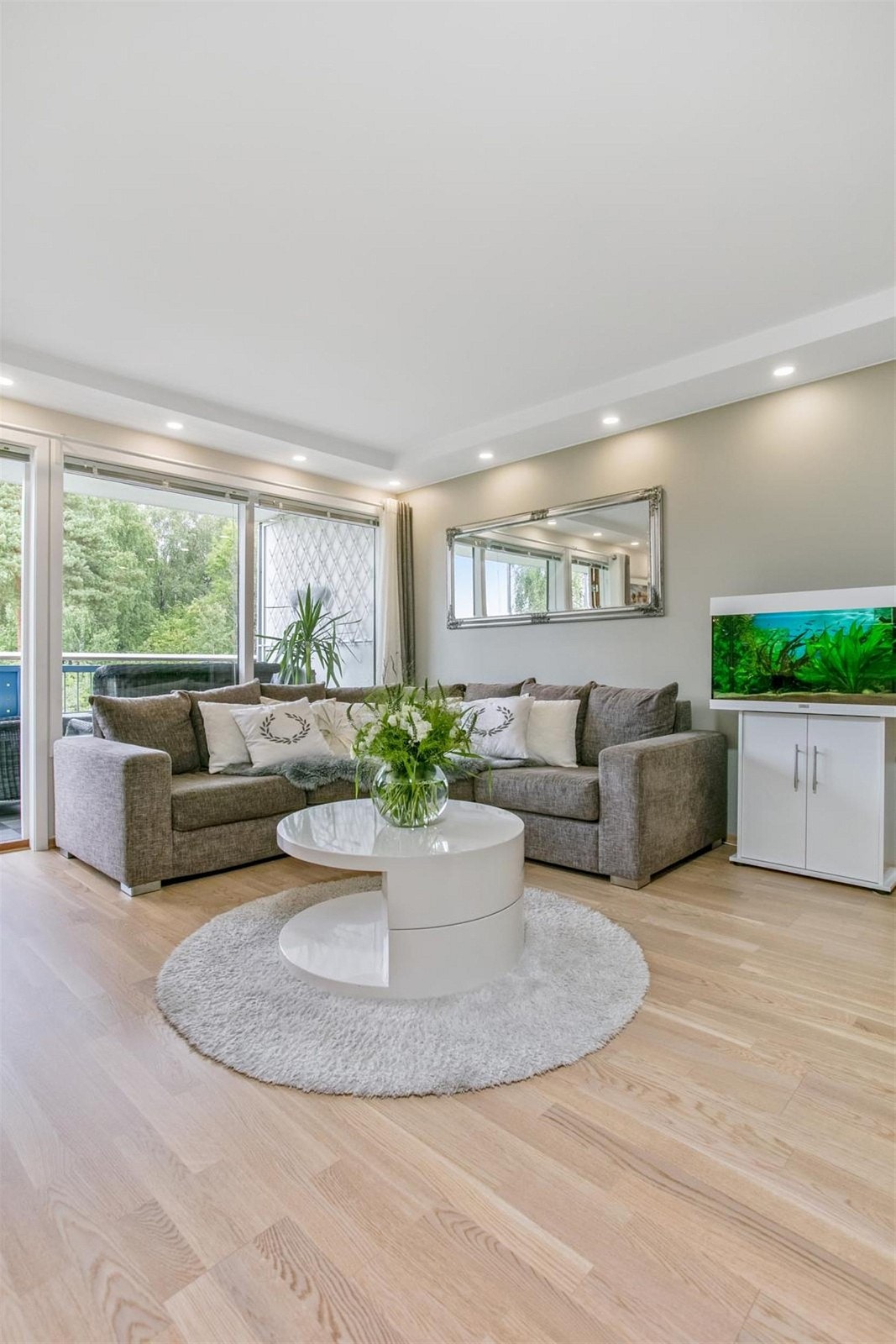 Store vindusflater gir gode lysforhold. Galleribilde