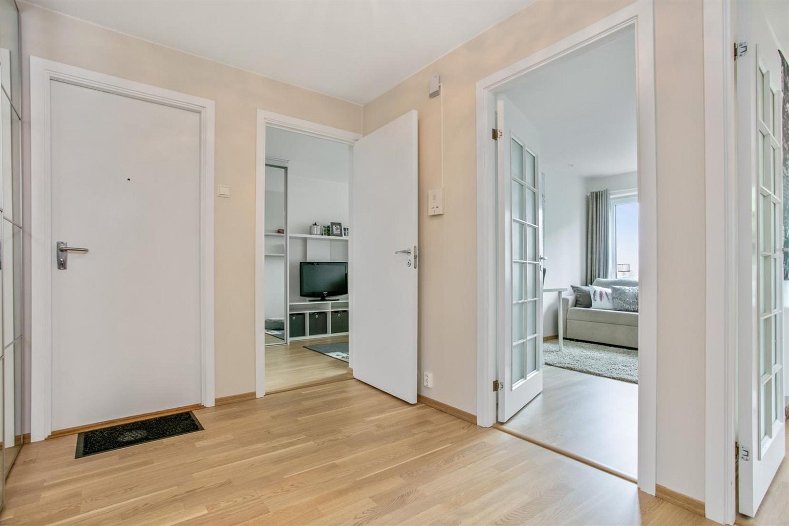 Entréen tar deg videre til alle rom i leiligheten. Galleribilde