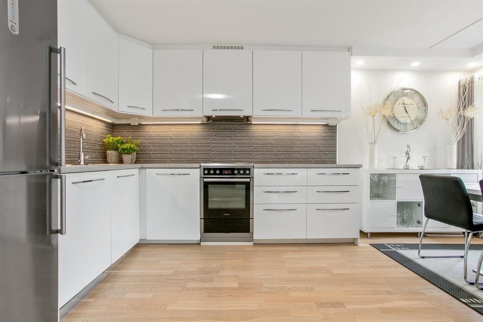 Leiligheten har en praktisk stue/kjøkkenløsning med et nytt IKEA-kjøkken fra 2014. Galleribilde