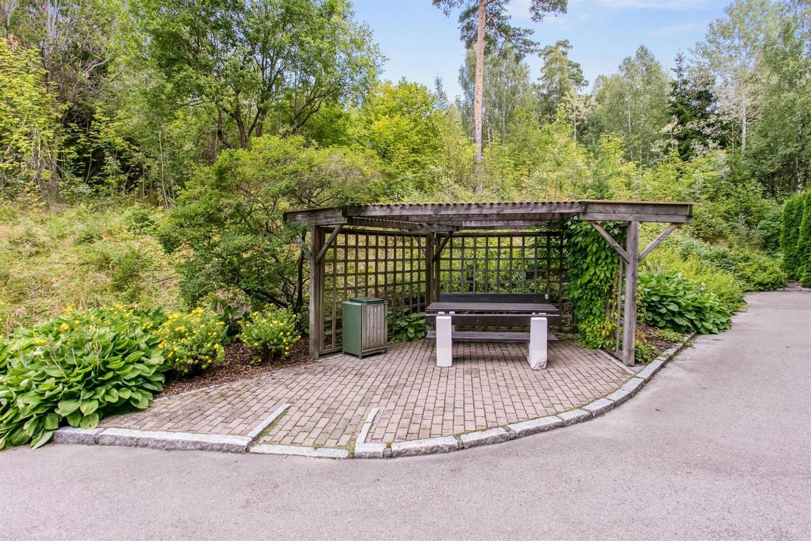 Borettslaget ligger i naturskjønne omgivelser, omringet av skog og beplantning. Galleribilde