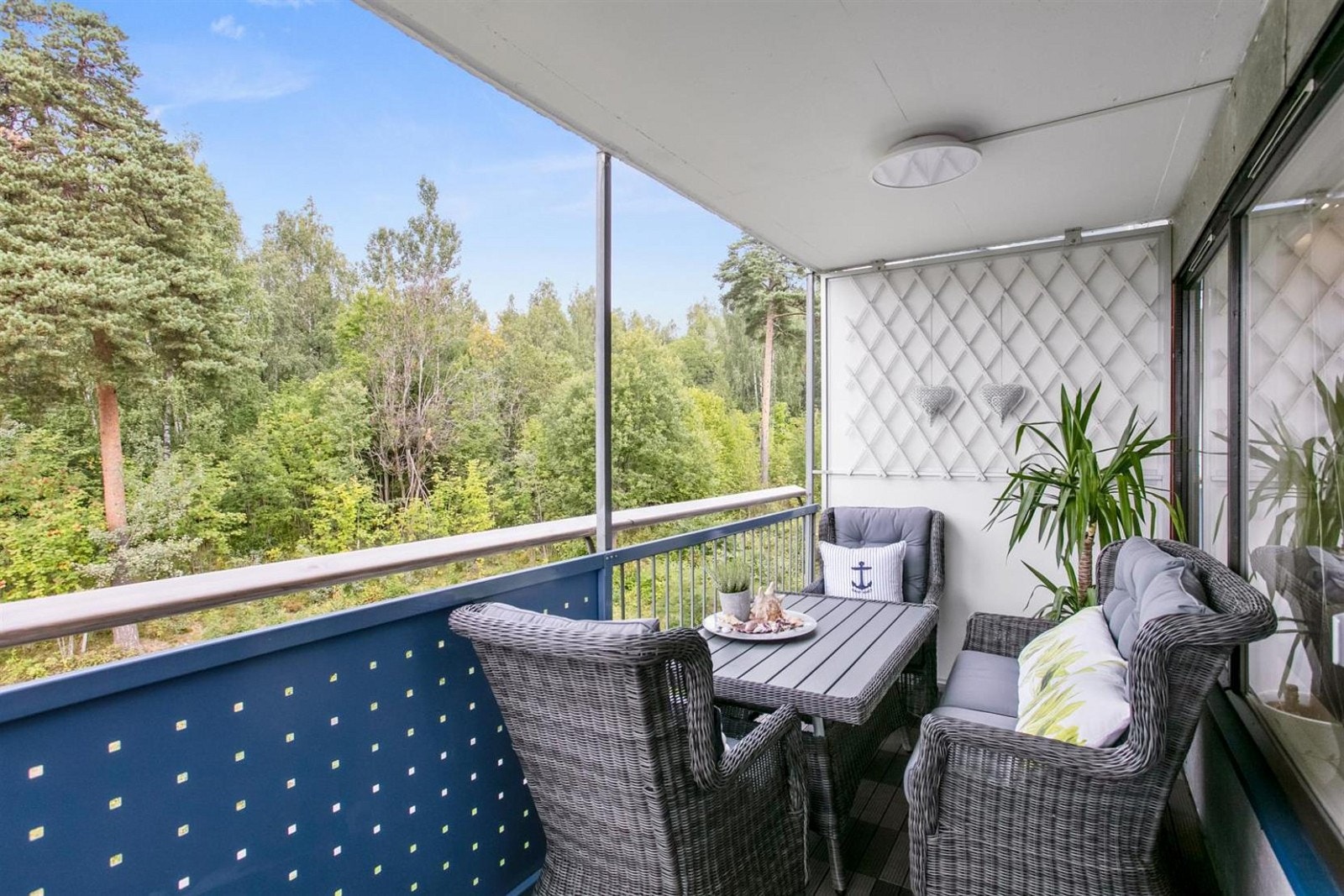 Stuen har adkomst til en flott, nordvestvendt balkong. Galleribilde