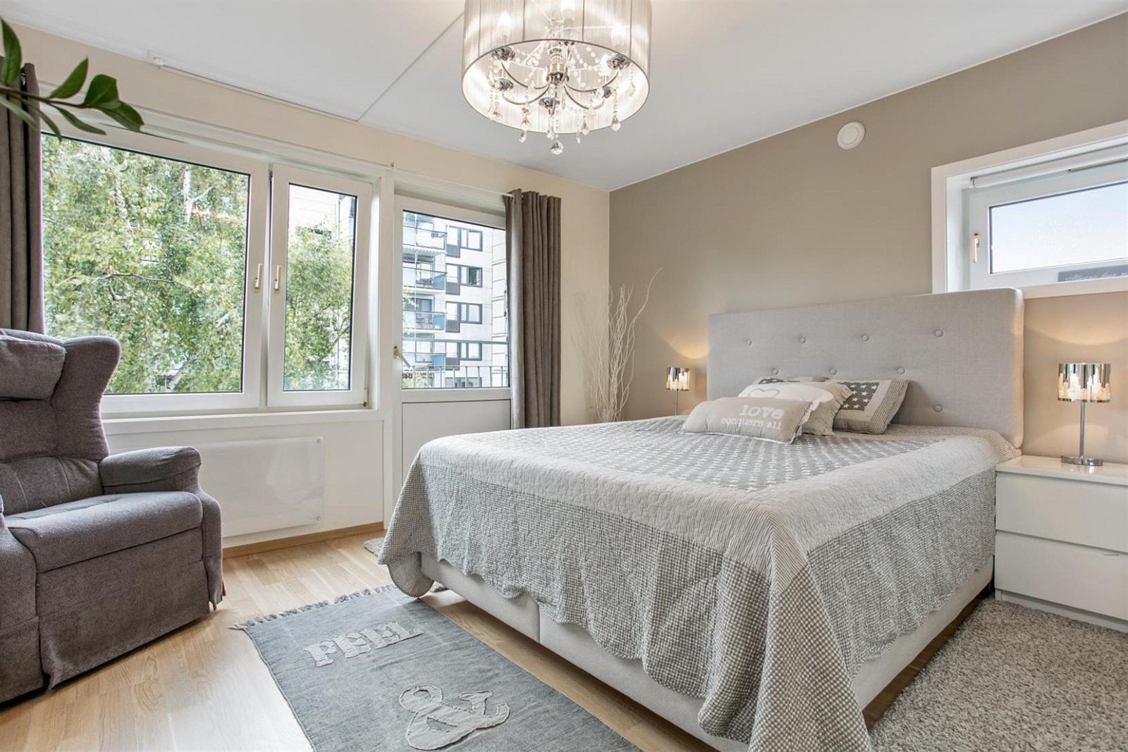 Hovedsoverommet har en egen fransk balkong for god utlufting. Galleribilde