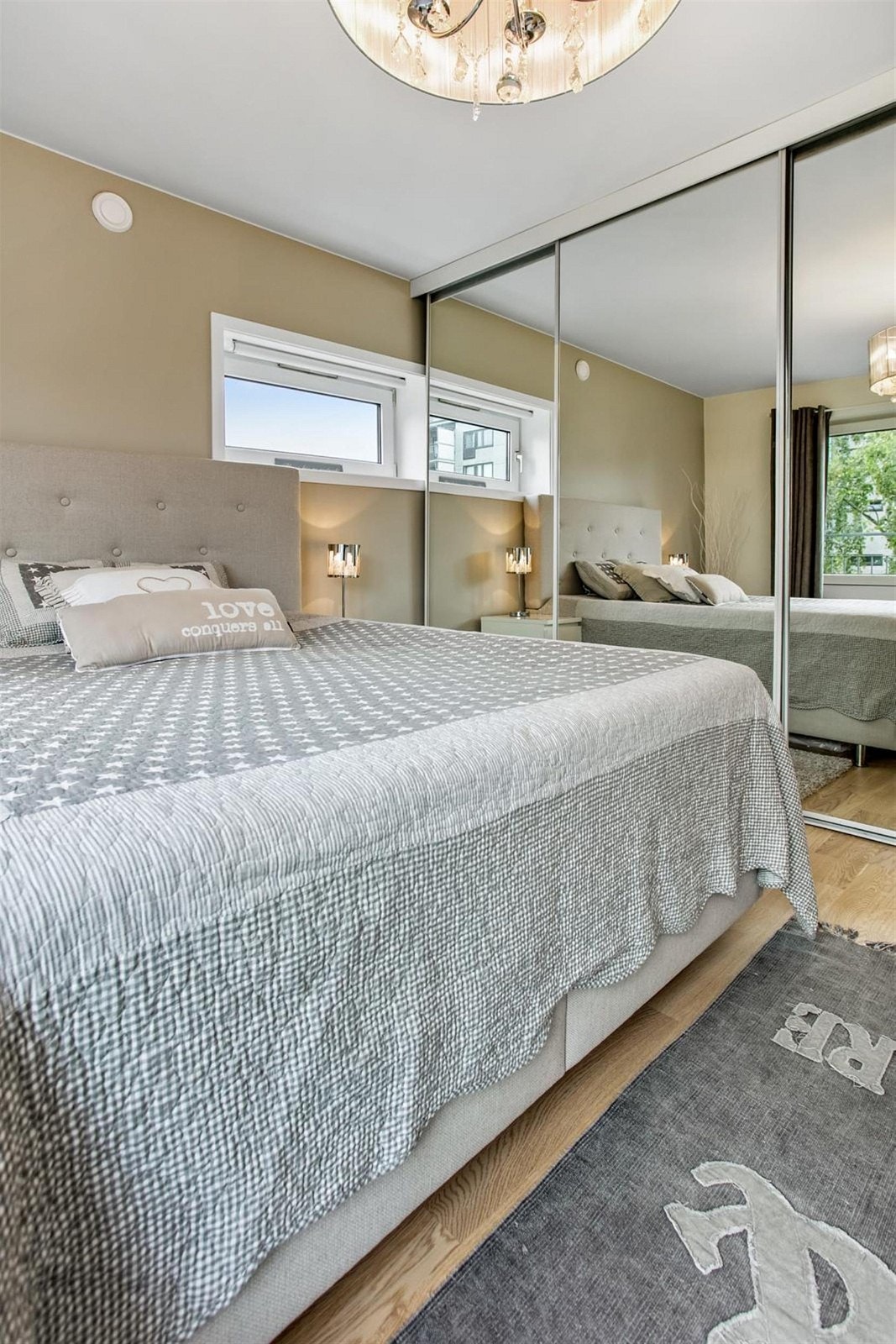 Her er det en flott skyvedørsgarderobe med speilfronter. Galleribilde