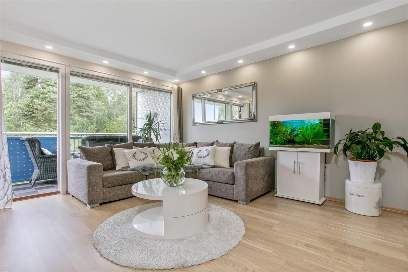 I stuen er det god plass til en hyggelig sofagruppe. Galleribilde