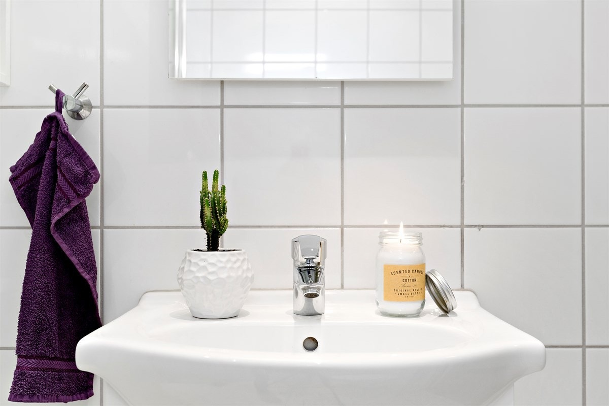 Badet fremstår som moderne og godt vedlikeholdt. Varmekabler i gulv og downlights i tak. Galleribilde