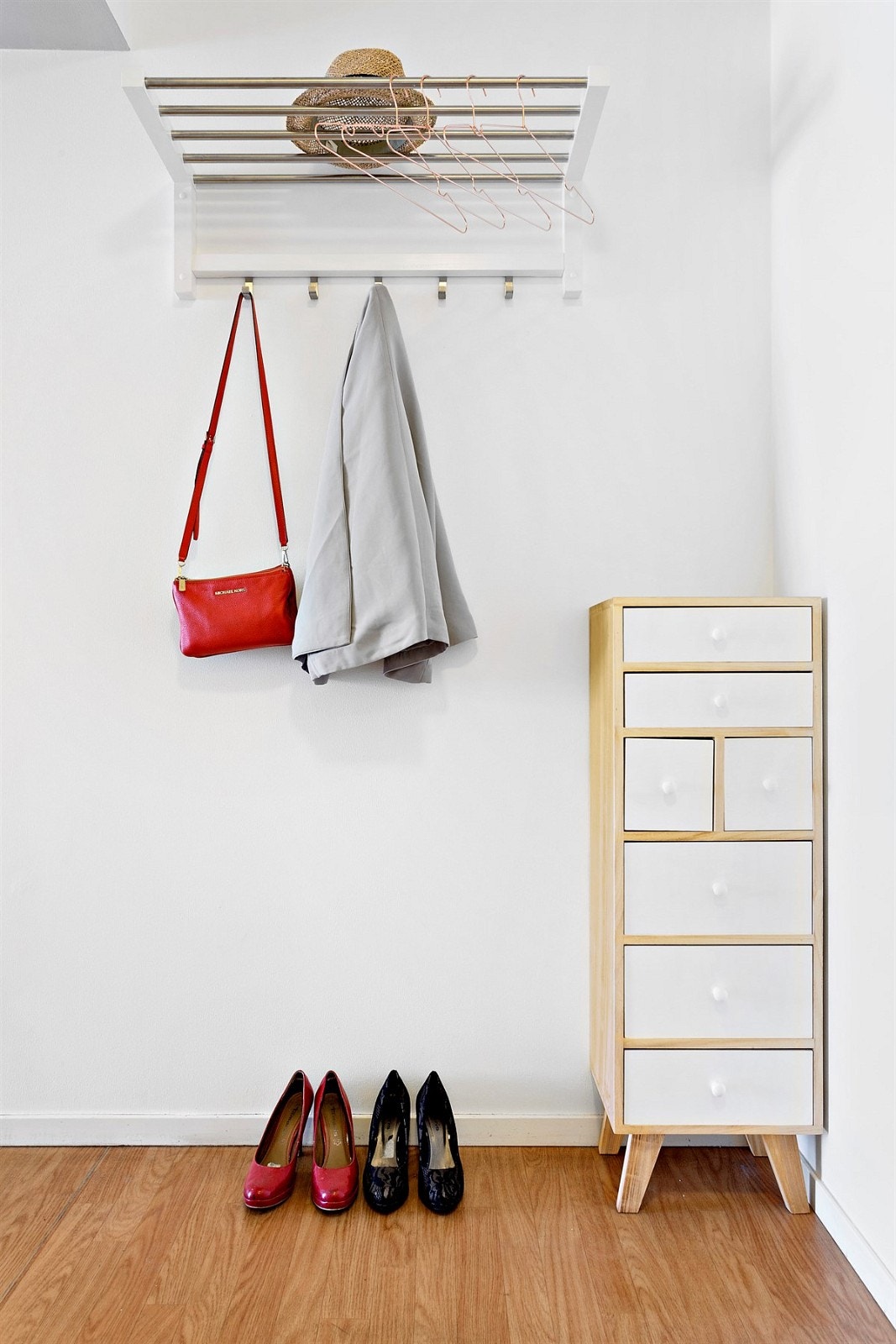 I entreen får du plass til å henge fra deg yttertøy, sko og vesker Galleribilde