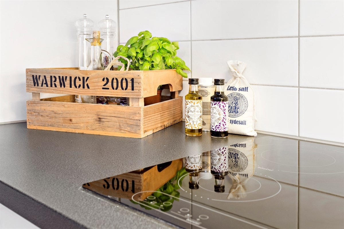 Her du får du med integrerte hvitevarer som; induksjonstopp, stekeovn, oppvaskmaskin, kjøl- og fryseskap Galleribilde