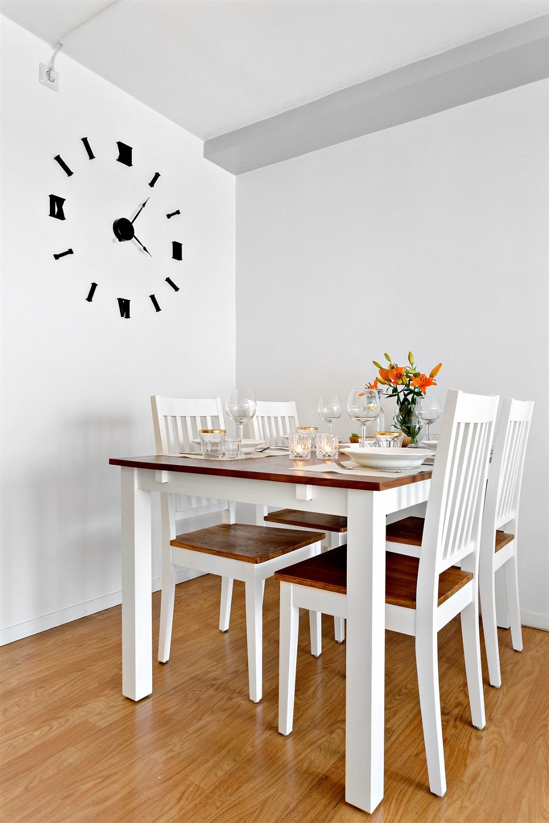 God plass til spisebord mellom stue og kjøkken. Galleribilde