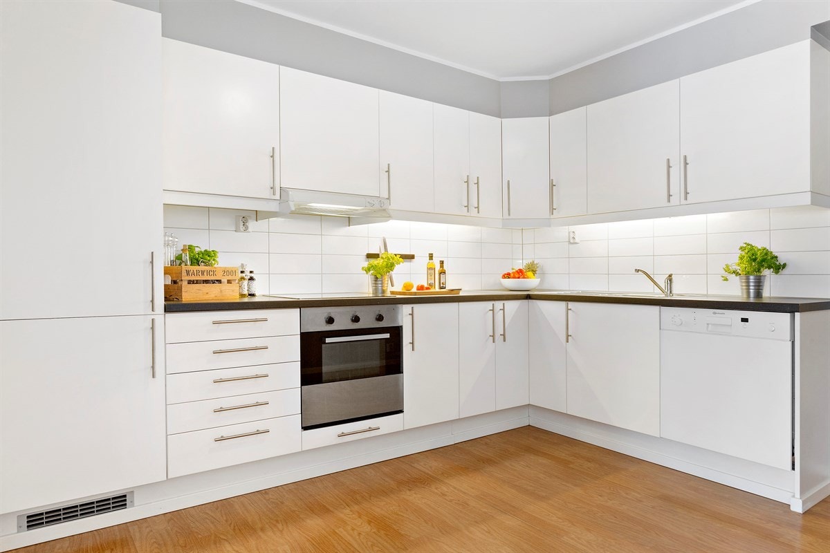 Moderne og stort kjøkken med god skap- og benkeplass. Galleribilde