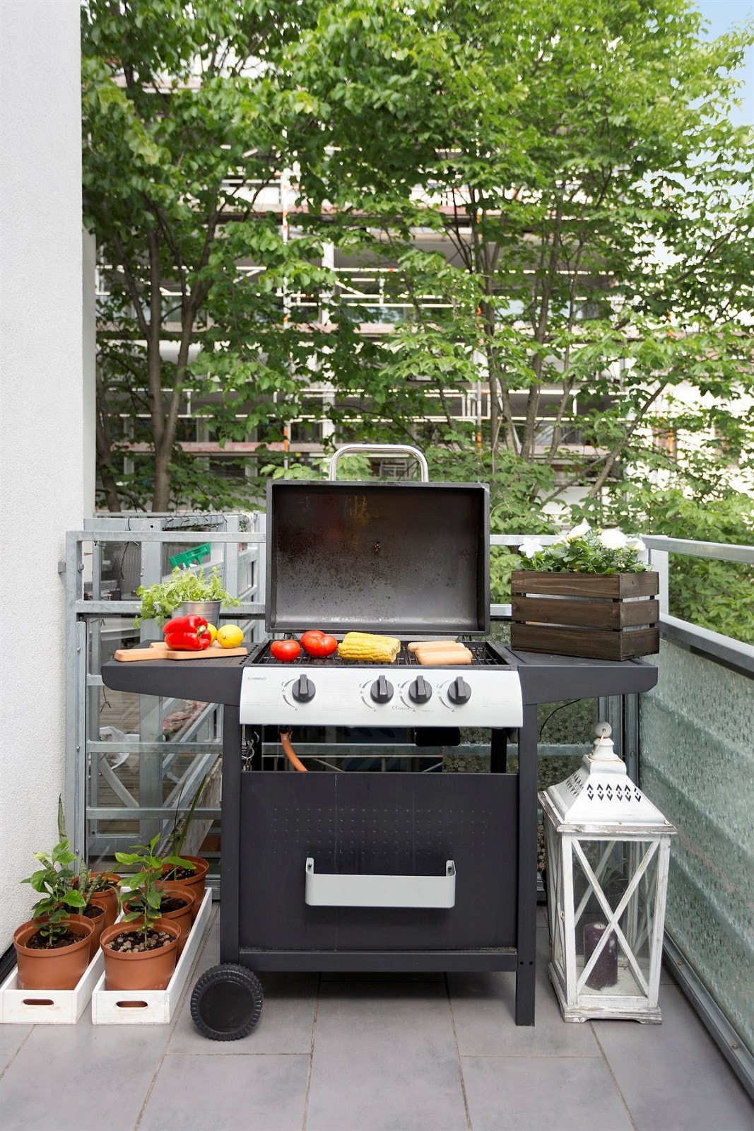 Sydvestvendt balkong med god plass til både grill og utemøbler Galleribilde