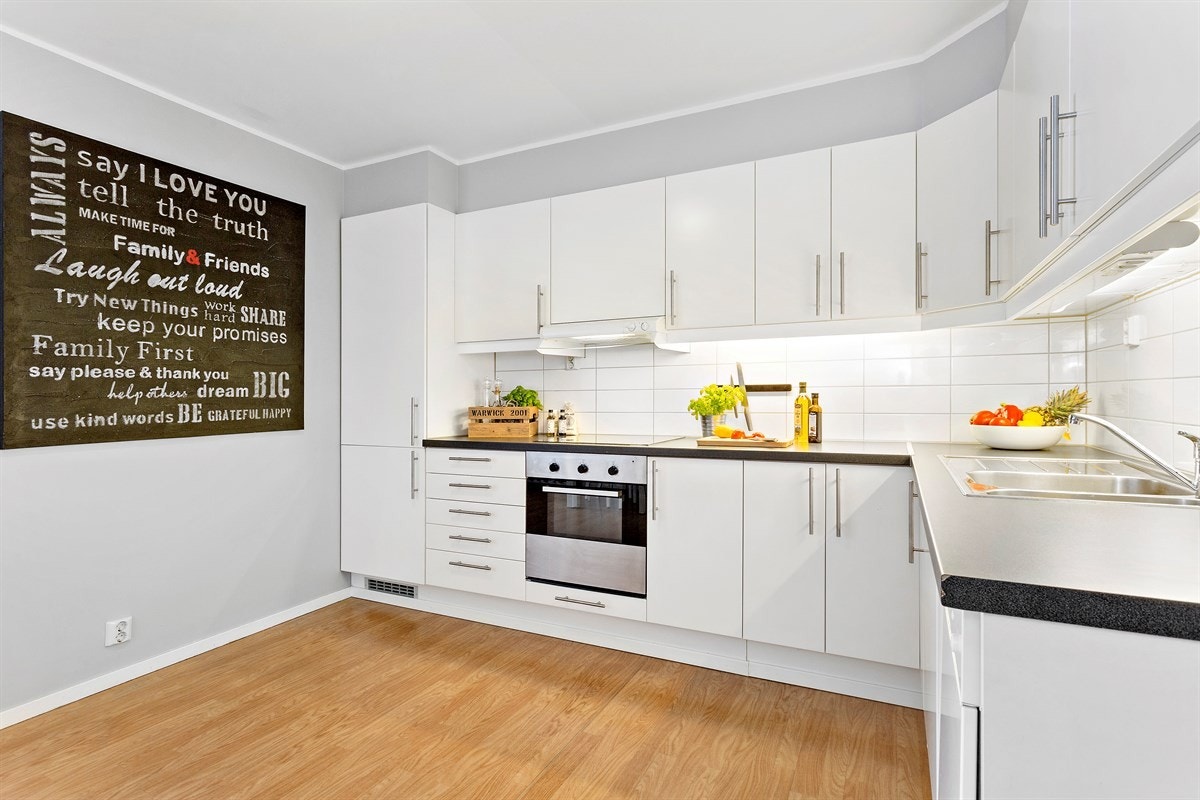 Her du får et sosialt kjøkken i åpen løsning hvor du enkelt kan underholde gjester. Galleribilde