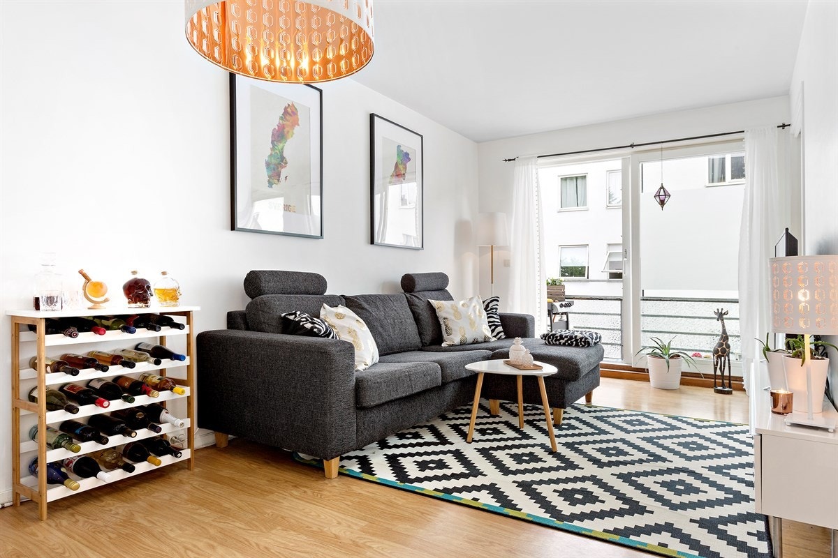 Stue har lyse flater og stor vindusflate som gir en romslig atmosfære. Galleribilde