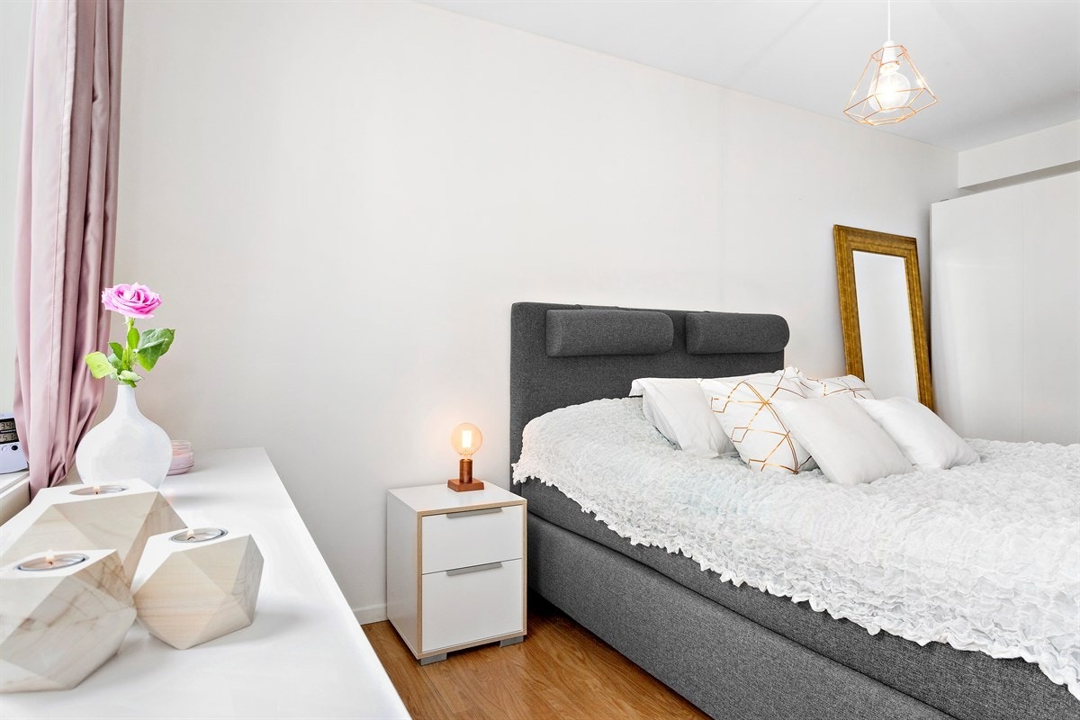 Romslig soverom med god plass til både dobbeltseng og garderobeskap Galleribilde