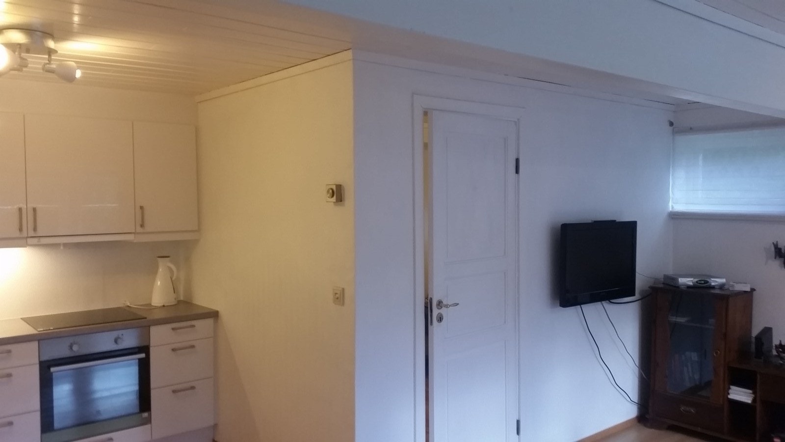 deler av kjøkken og dør til soverom Galleribilde