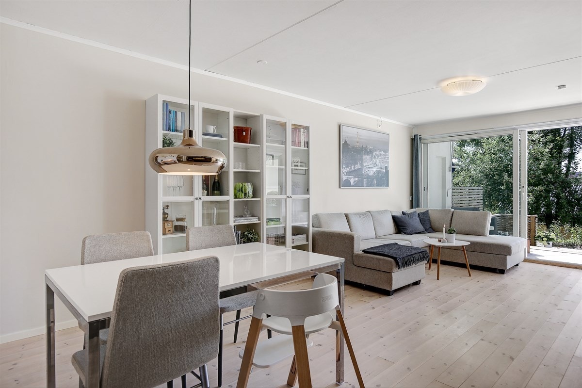 Lys, lun og arealeffektiv er noen av stikkordene selgerne trekker fram for å beskrive boligen. Galleribilde