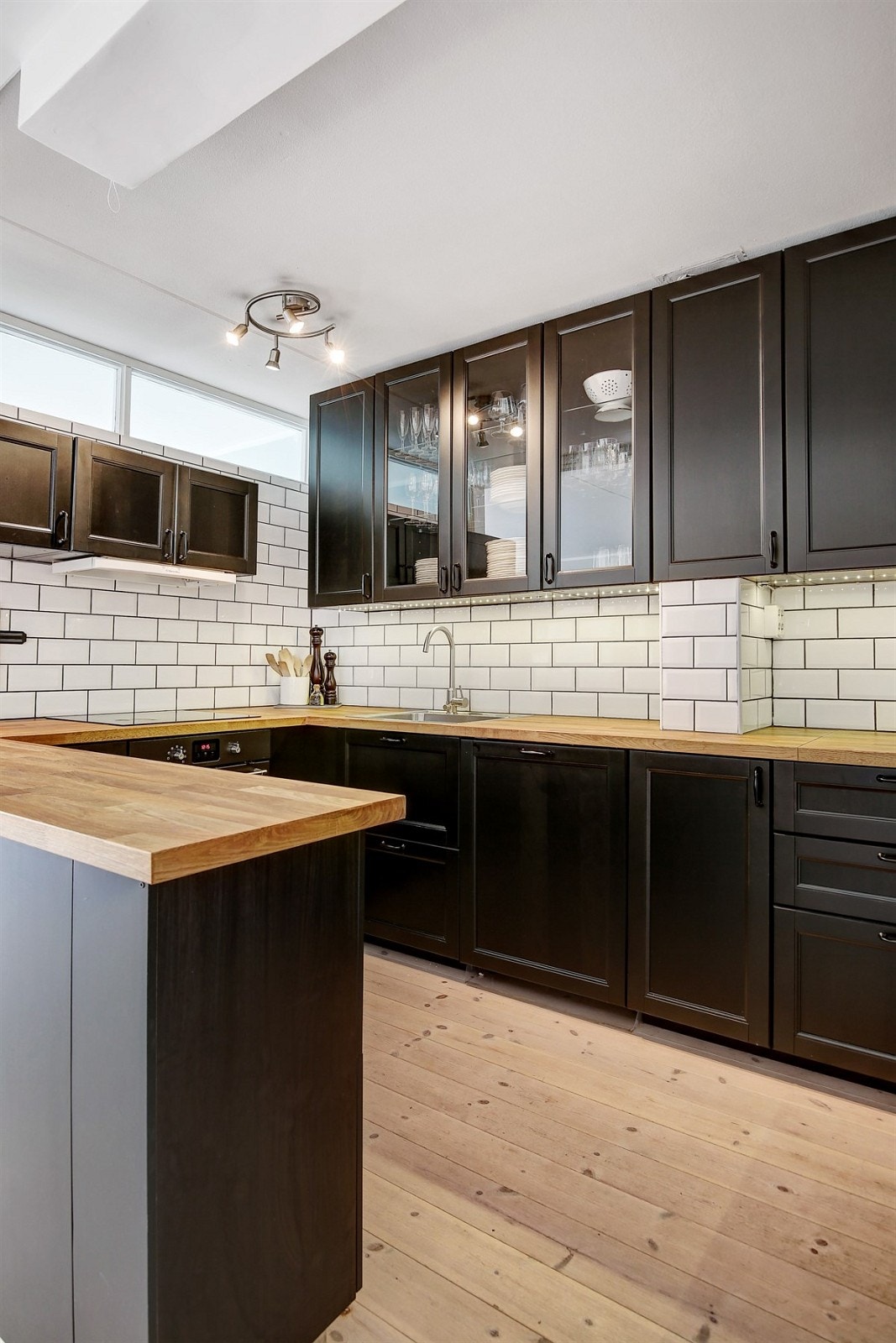 Lekkert åpent kjøkken med godt om skapplass. Galleribilde