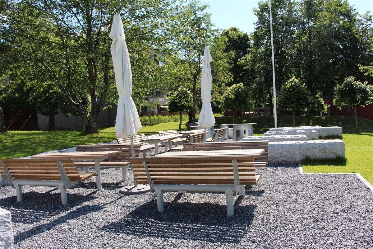 Felles grillplass med godt om sitteplass. Galleribilde