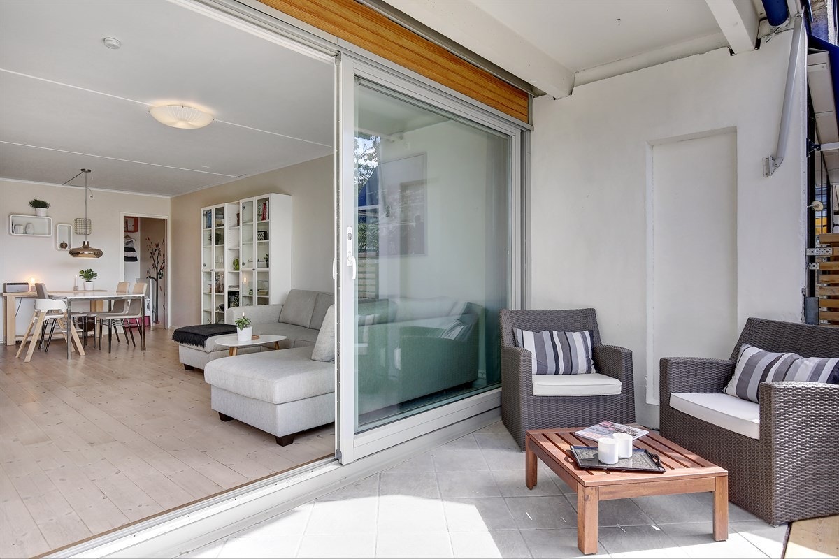 Utgang fra stue til delvis overbygd terrasse. Galleribilde
