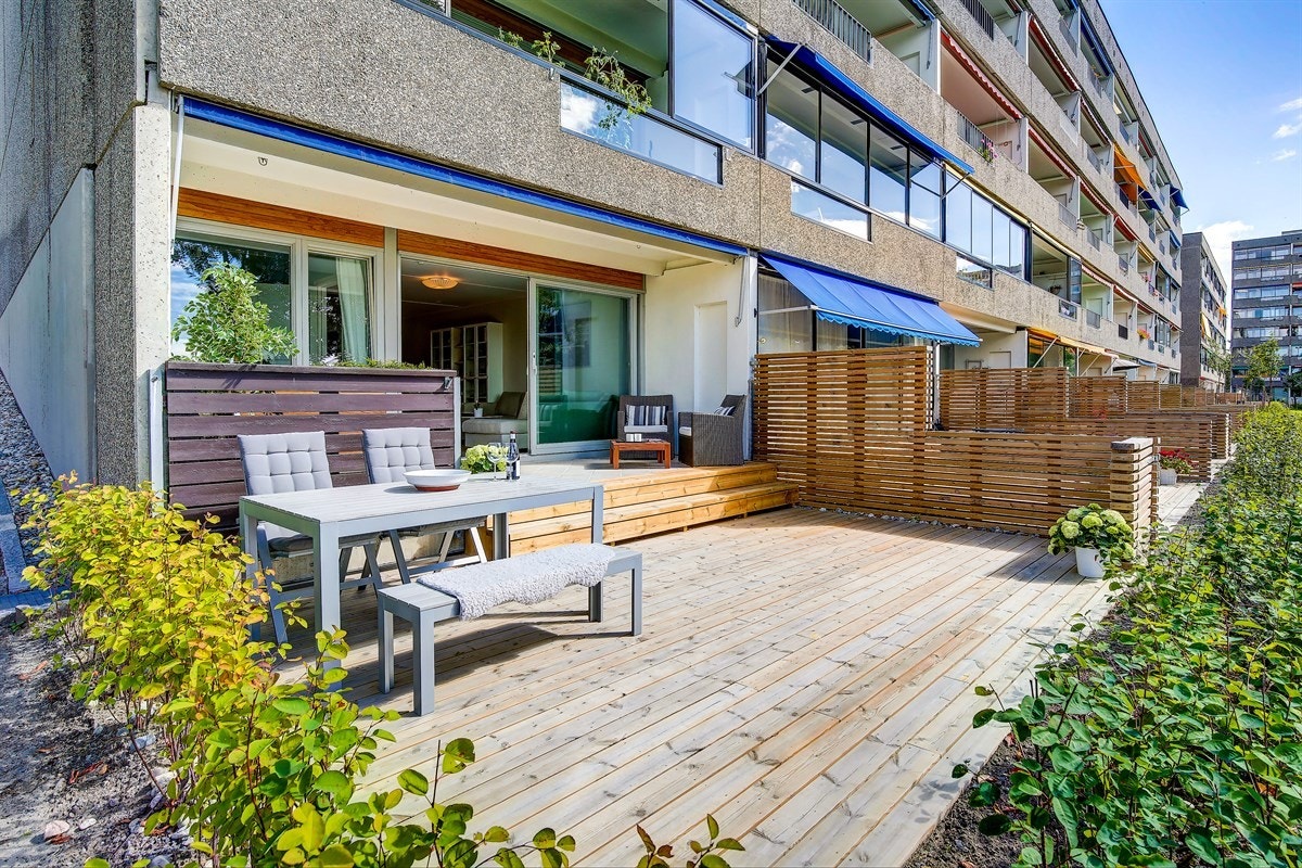 For å få lune sommerkverlder kan markisen trekkes ut over terrassen. Galleribilde