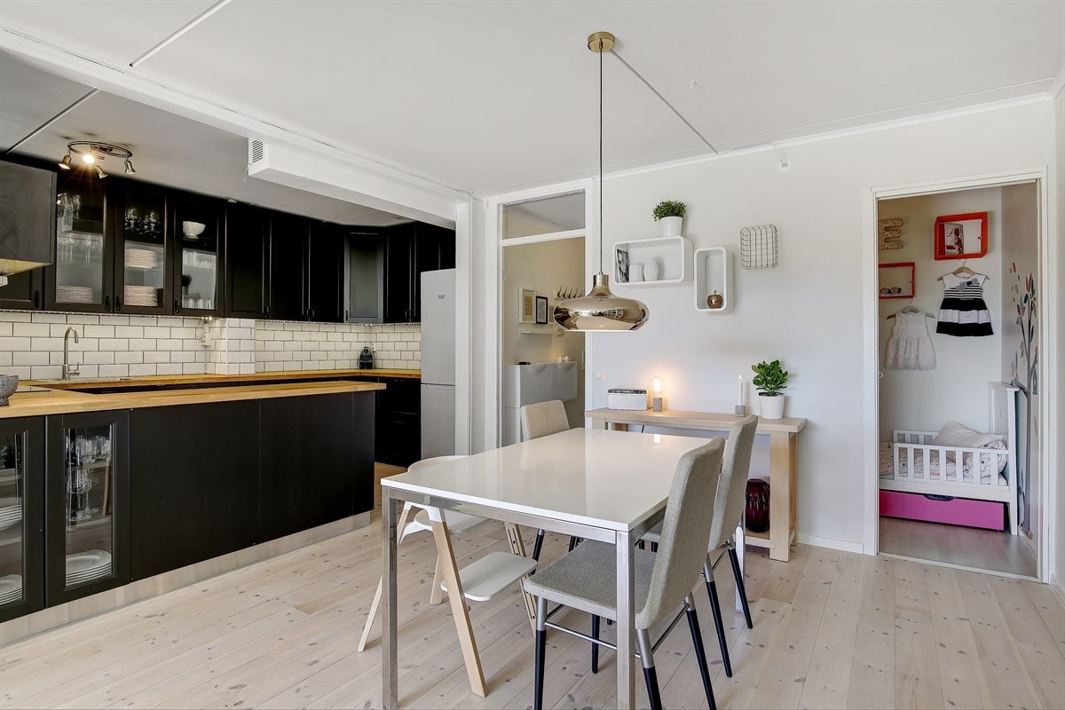 Den åpne kjøkkenløsningen gir en god romfølelse, og muligheten for å holde gjestene med selskap mens du kokkelerer. Galleribilde