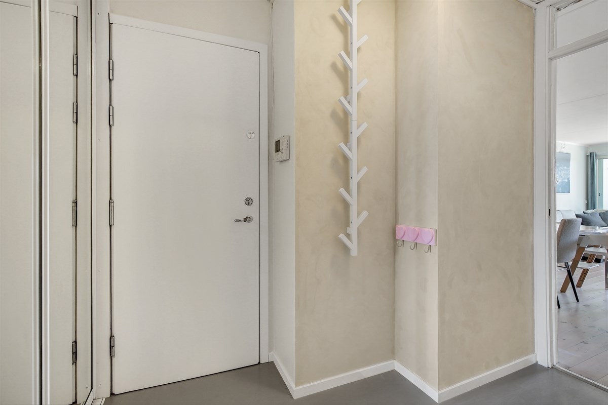 Tiltalende entré med skyvedørsgarderobe og plass til å sette fra seg sko/henge fra seg yttertøy. Galleribilde
