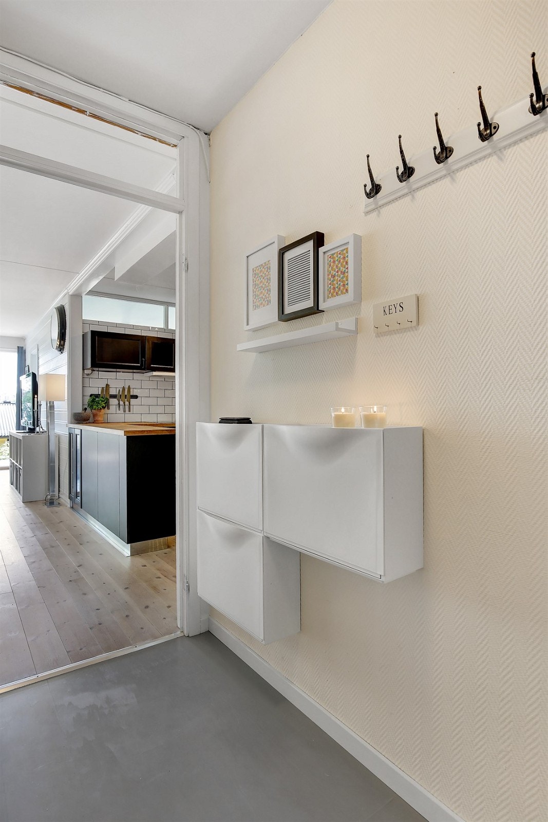 Rommet er i likehet med leiligheten for øvrig, malt i lyse, tidsriktige farger. Galleribilde