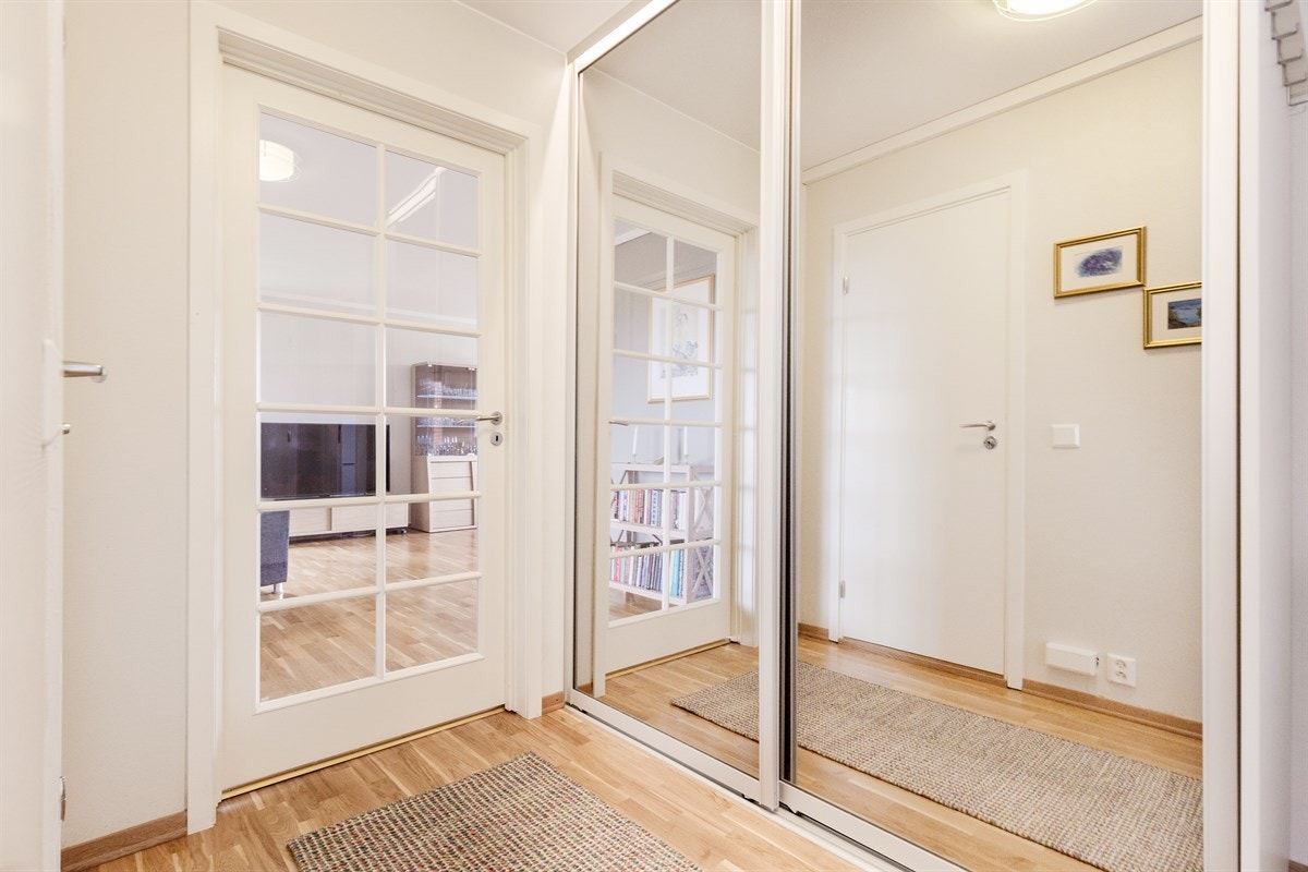 Ny skyvedørsgarderobe med lagringsplass i entréen. Dørtelefon med nytt callinganlegg og åpner Galleribilde