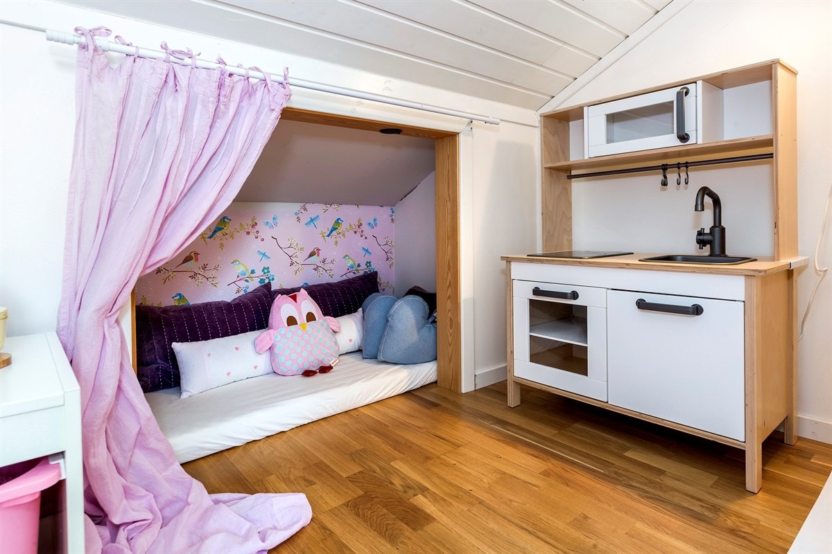 I kneveggen er det også en koselig liten soveplass/lesekrok for barn Galleribilde