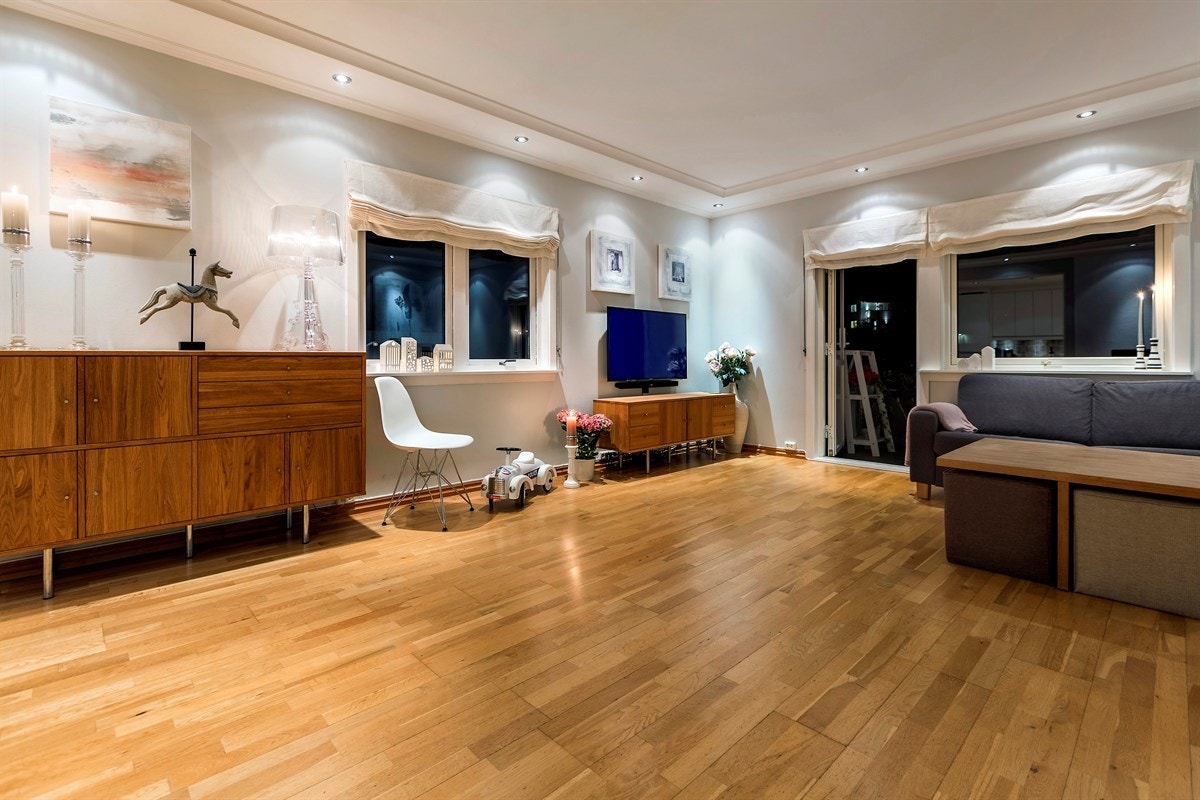 Stor og åpen stue - gode lysforhold med store vindusflater Galleribilde