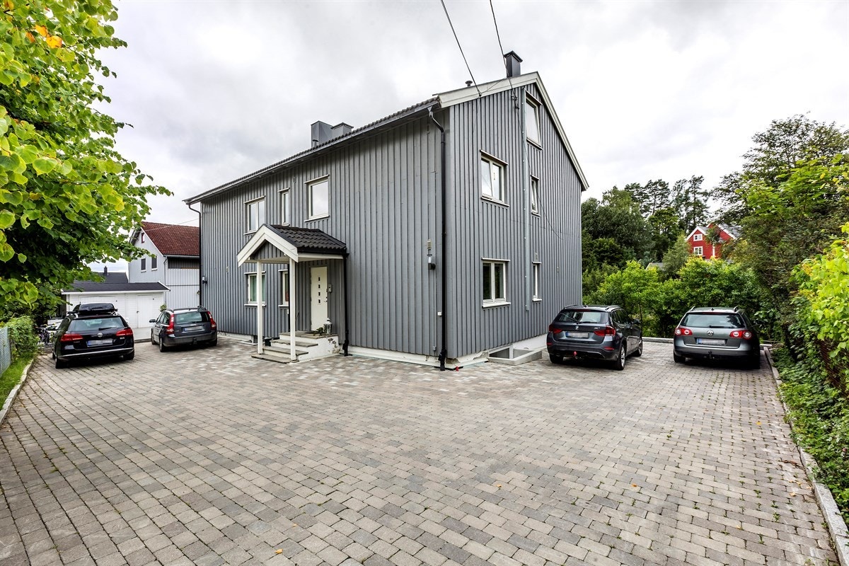 To biloppstillingsplasser på gårdsplass Galleribilde