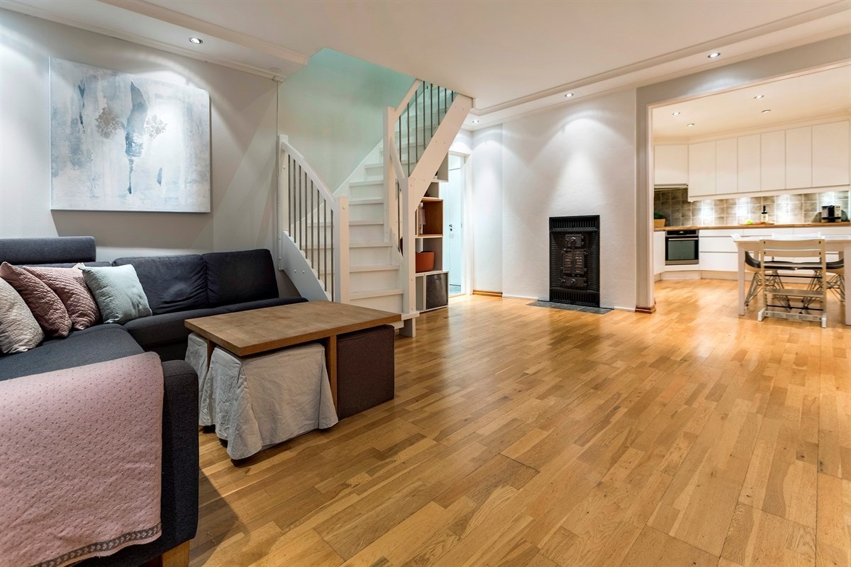 Det er god plass for sofaløsning med tilhørende møblement, sittegruppe og langbord mot kjøkken Galleribilde